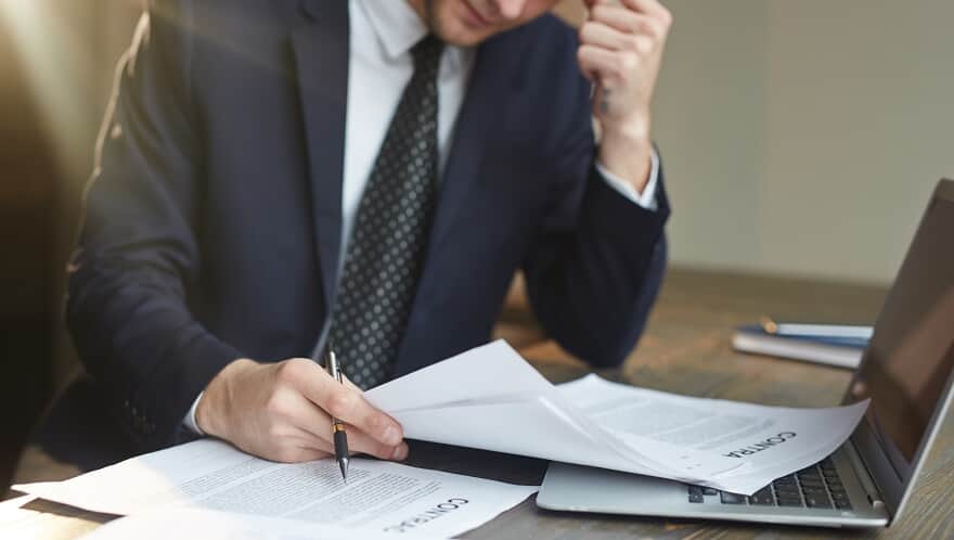 homem analisando documento para abrir uma empresa legalmente